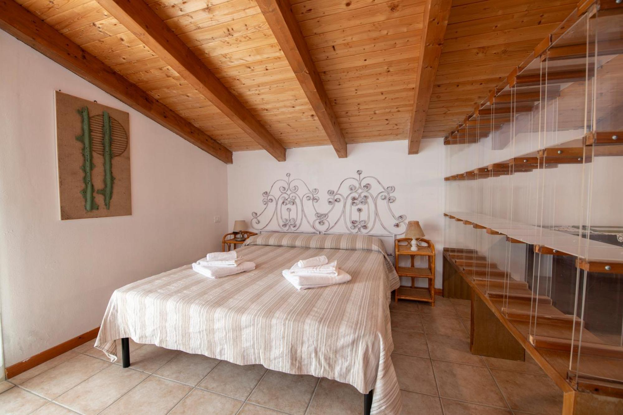 211 - Appartamento Acacia, Terrazza Giardino E Piscina 카로 외부 사진