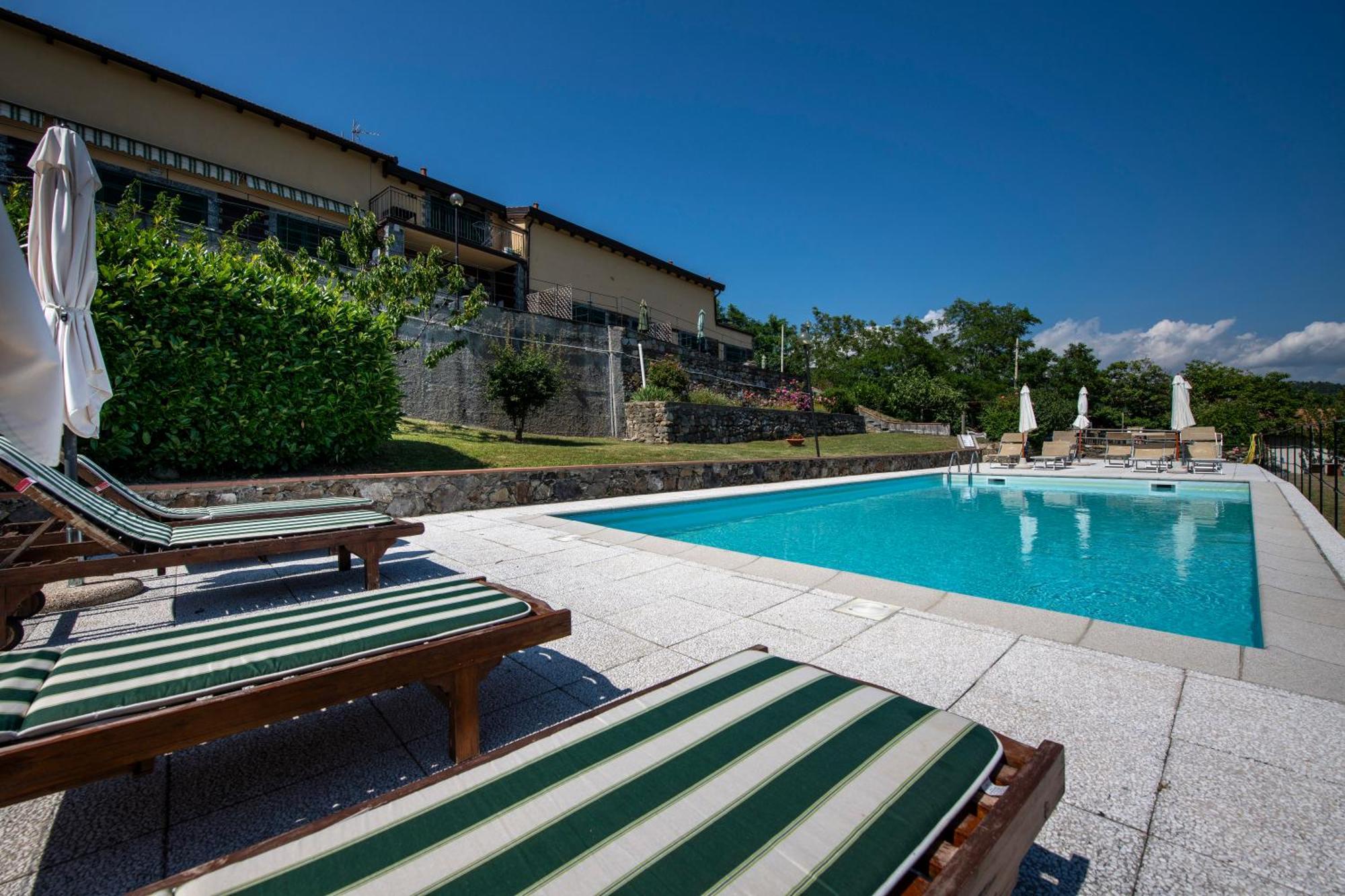 211 - Appartamento Acacia, Terrazza Giardino E Piscina 카로 외부 사진