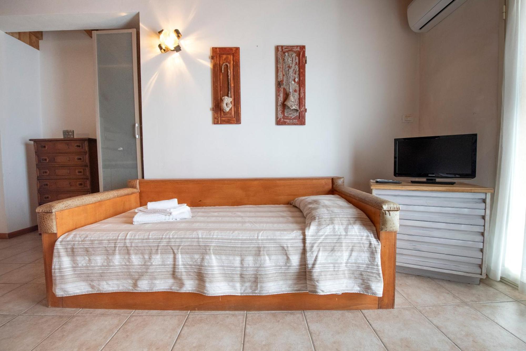 211 - Appartamento Acacia, Terrazza Giardino E Piscina 카로 외부 사진