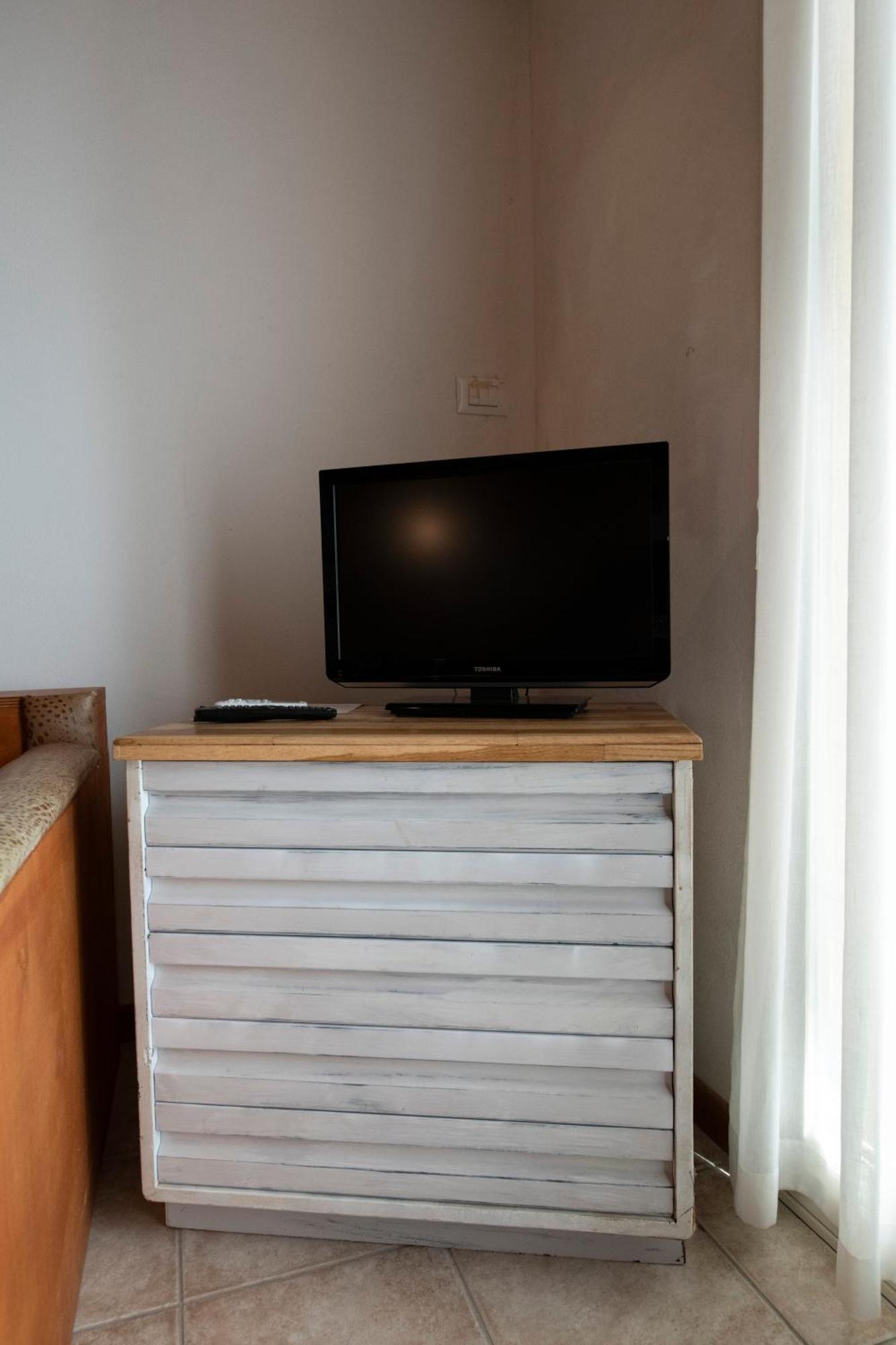 211 - Appartamento Acacia, Terrazza Giardino E Piscina 카로 외부 사진