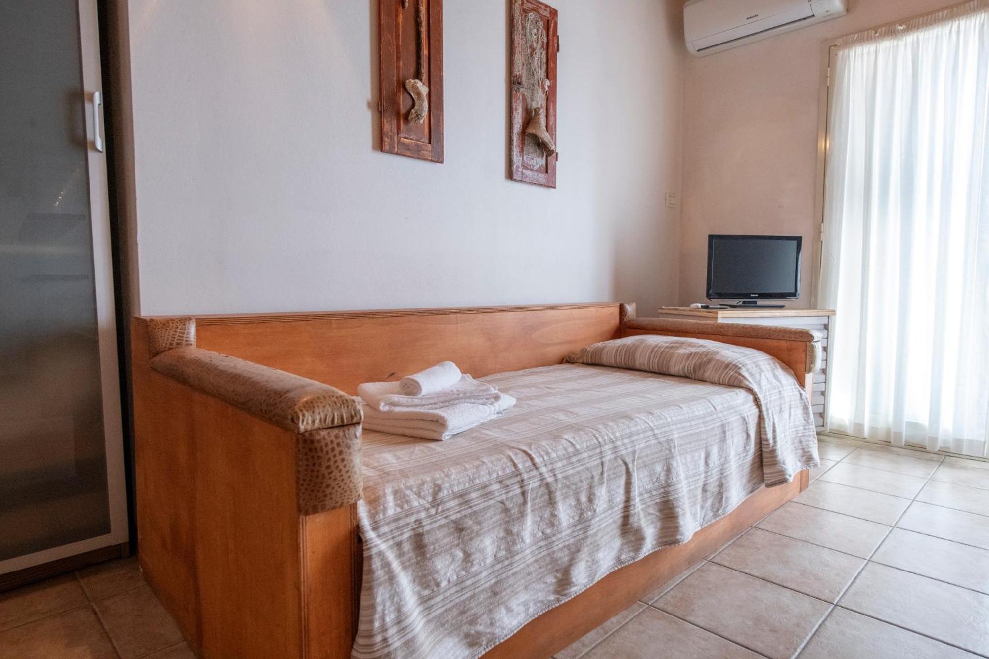 211 - Appartamento Acacia, Terrazza Giardino E Piscina 카로 외부 사진