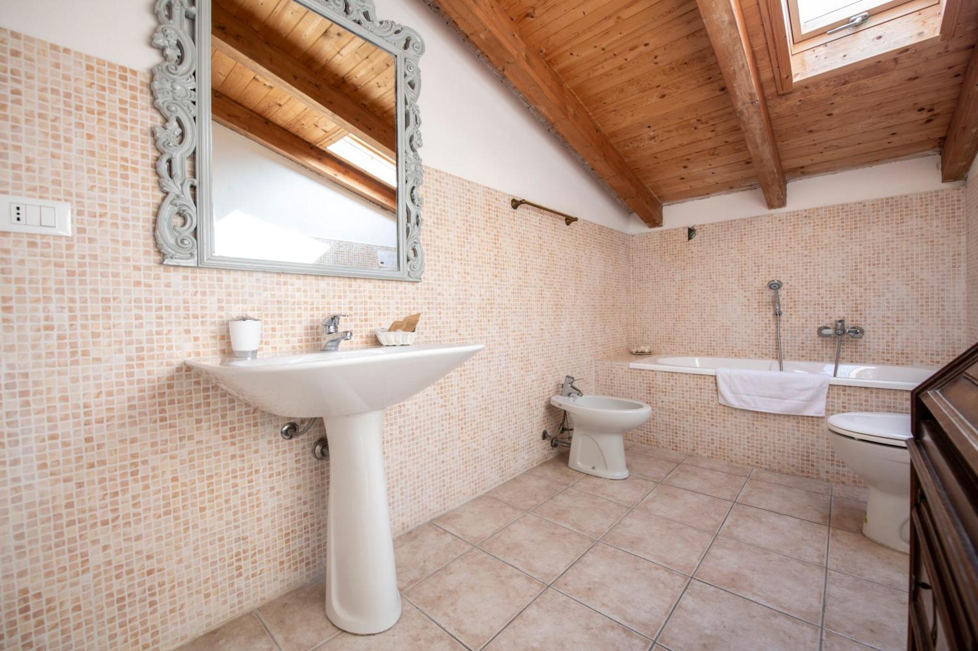 211 - Appartamento Acacia, Terrazza Giardino E Piscina 카로 외부 사진
