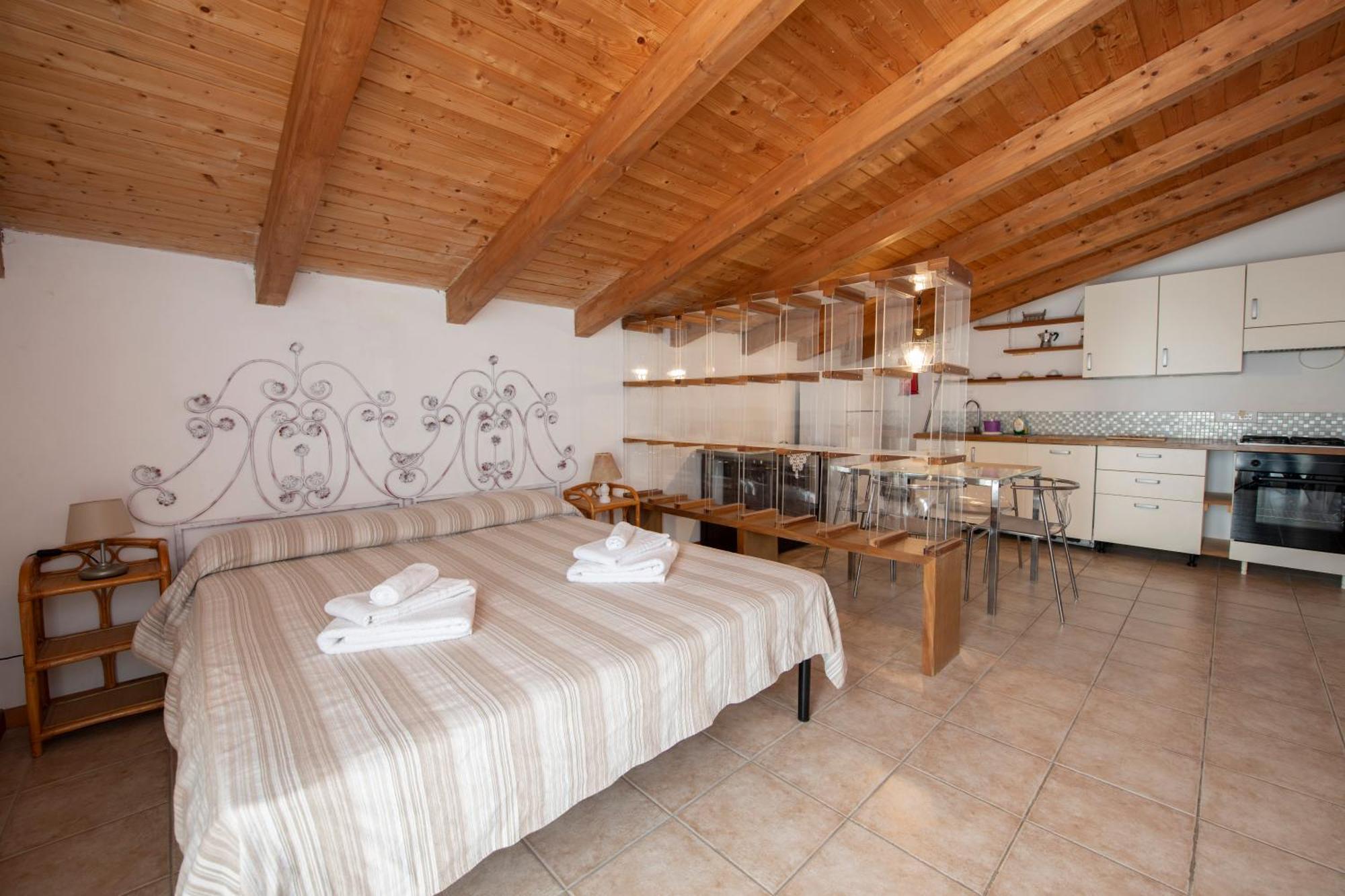 211 - Appartamento Acacia, Terrazza Giardino E Piscina 카로 외부 사진